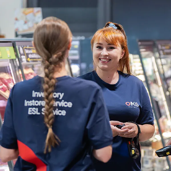 Zwei OMS-Retail Mitarbeitende im Supermarkt im Gespräch während einer Bestandesaufnahme