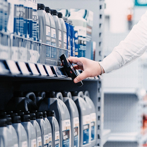 Wartung elektronischer Preisschilder im Einzelhandel – Batterietausch und Funktionsprüfung durch OMS Retail