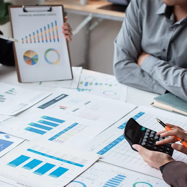 Büromitarbeitende analysieren Diagramme und Daten im Meeting – Symbolbild für ABC Inventararten.