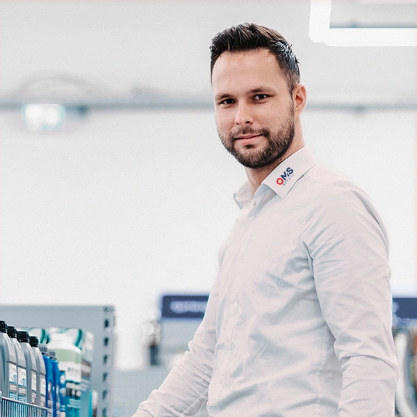 Mitarbeiter im Einzelhandel präsentiert Regale mit elektronischen Preisschildern