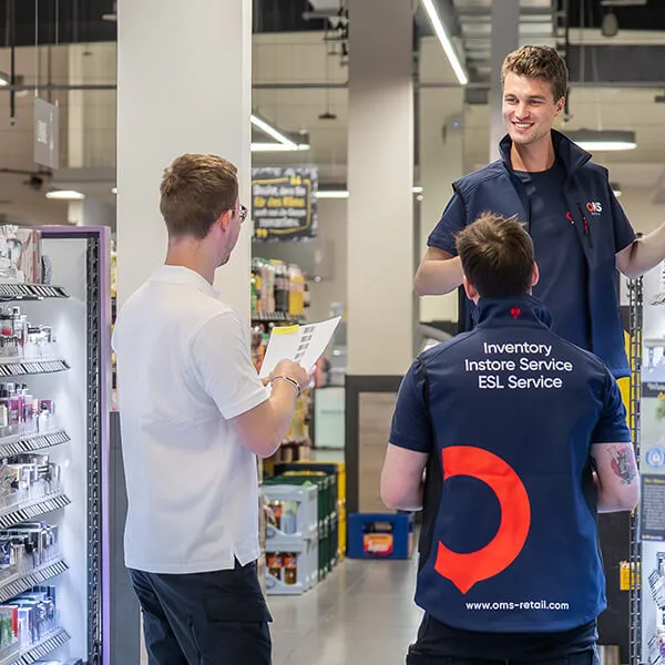 OMS Retail Inventurteam bespricht Bestandsdaten mit einem Kunden im Einzelhandel