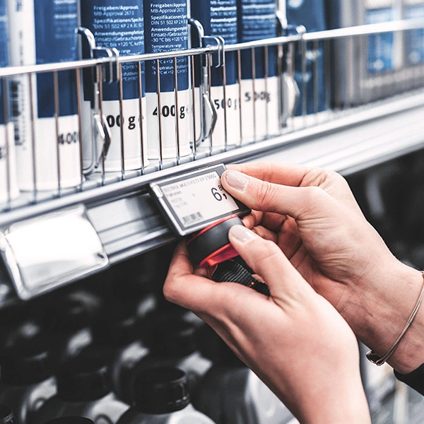Installation eines digitalen Preisschilds im Einzelhandel – OMS Retail ESL-Lösungen