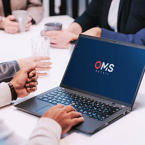 Laptop mit OMS-Software zur Systemintegration und Schulung für elektronische Preisschilder