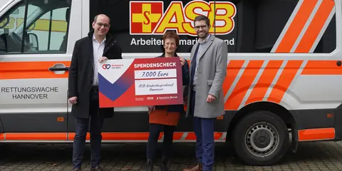 OMS Retail und N&B Unternehmerstiftung übergeben 7.000 Euro