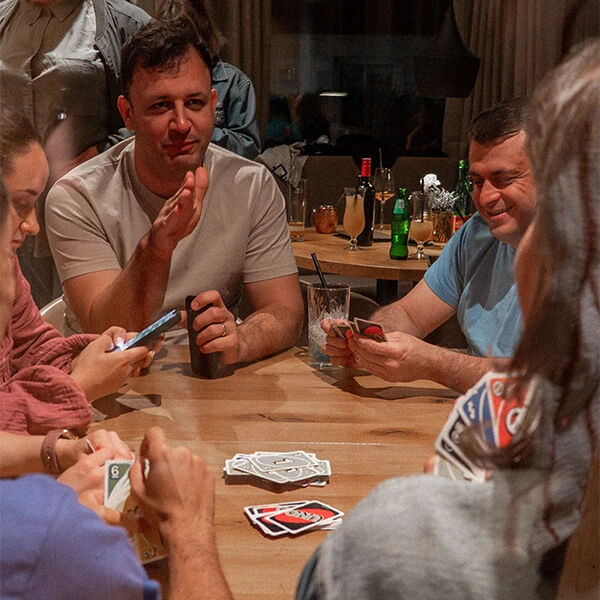 Kolleg:innen beim gemeinsamen Spieleabend – entspannte Atmosphäre und geselliges Beisammensein.