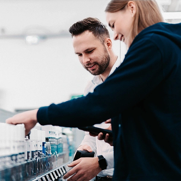 Beratung zur Einführung von elektronischen Preisschildern – zwei Mitarbeiter prüfen Regaletiketten im Geschäft