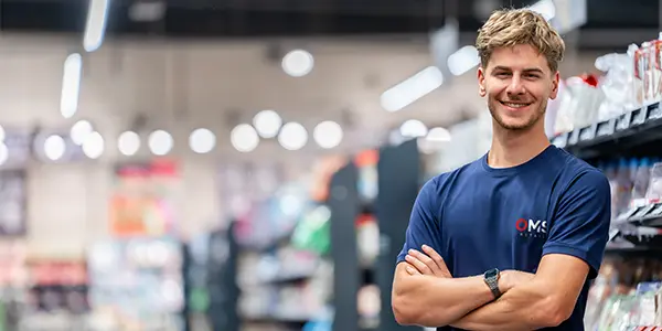 Mitarbeiter im Einzelhandel präsentiert Benefits