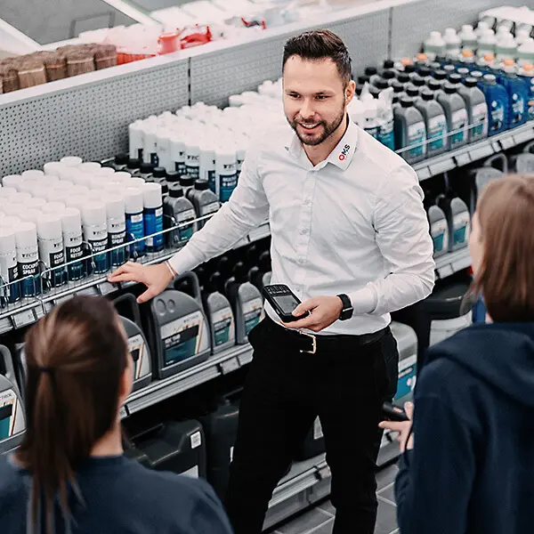 Berater präsentiert im Geschäft ein elektronisches Preisschild-System und bespricht die Systemauswahl mit Kunden