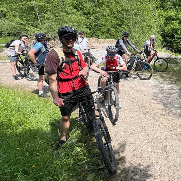 Gruppe von Mitarbeitenden bei einer gemeinsamen Fahrradtour durch die Natur – sportliche Aktivität und Teamerlebnis.